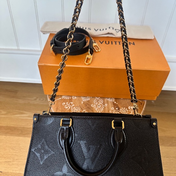 Louis Vuitton OnTheGo East West Black Embossed Leather Tote Bag - Picture 9 of 11